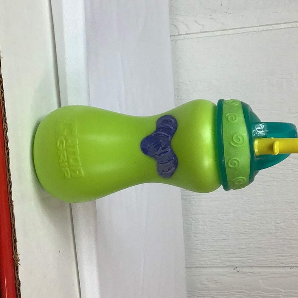 Gator grip blue and green sippy cup